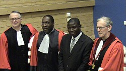 Abraham Gadji entouré du jury; à droite Michel Prieur, professeur Emérite de droit 