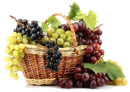 Une corbeille de raisins noirs et blancs