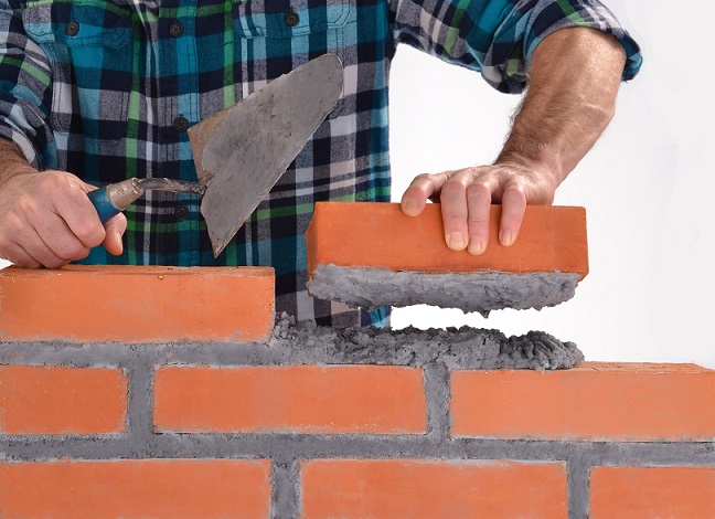 La construction d'un mur en briques