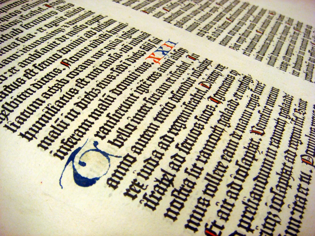 Une vieille bible en lettres gothiques