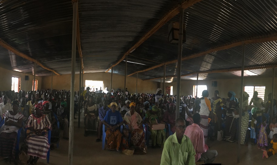 Une réunion d'évangélisation en Afrique