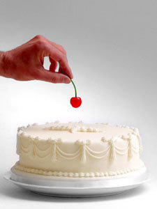 Une cerise au dessus d'un gâteau
