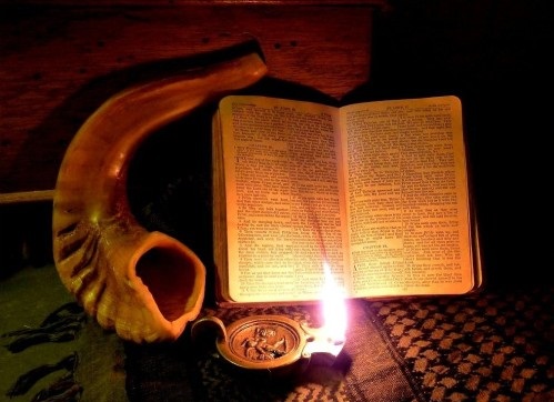 La Bible et une corne pour mettre de l'huile
