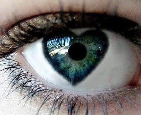 Un oeil avec un iris en forme de coeur