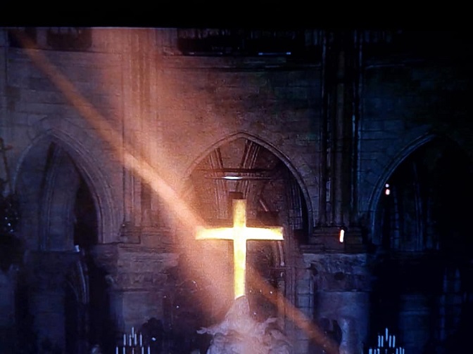 La croix nue dans la Cathédrale Notre Dame de Paris