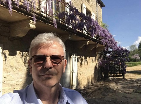 le Pasteur Michel sur une terrasse