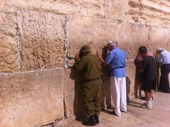 Michel devant le mur des lamentations à Jérusalem