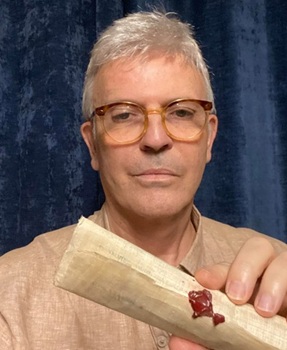 Michel tenant le Livre scellé du quatrième Sceau