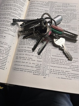 des clés se trouvant sur une Bible ouverte