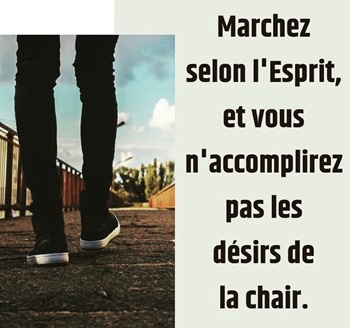 un homme marche
