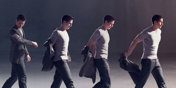 un homme se dépouille de ses vêtements sales