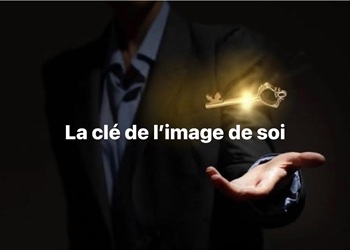 Une main reçoit une clé