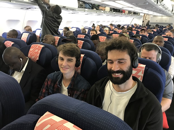 Lucas et olivier dans l'avion qui mène au Burkina-Faso