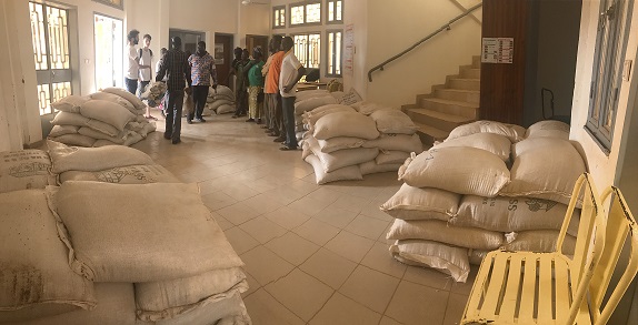 Six tonnes de maïs et de mils mis en sac et entassées dans une salle de la mairie de Boussé (Burkina-Faso