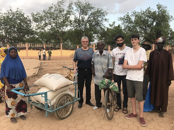 des sacs de riz et de mils sur une charette avec le Pasteur Michel Genton, Olivier et Lucas à Boussé (Burkina-Faso)