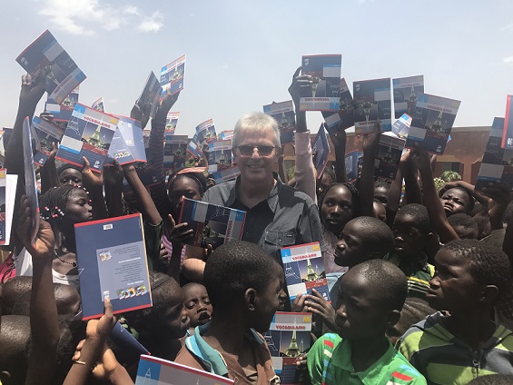 Distribution de fournitures scolaires à l'orphelinat créé par Nicolas Sawadogo à Zan (Burkina-Faso)