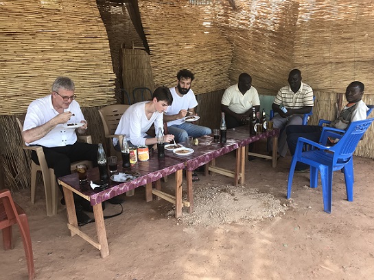 Le Pasteur Michel Genton, Olivier, Lucas et leurs accompagnateurs prennent un repas au bord de la route entre Ouagadougou et boussé (Burkina-Faso)