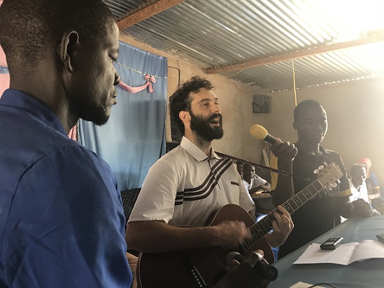 Olivier chante en Moré dans une église au Burkina-Faso