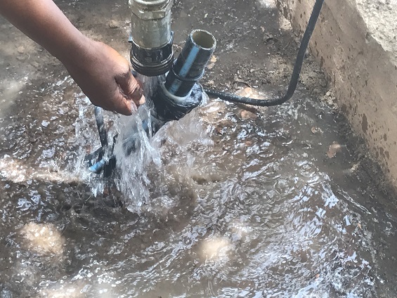 De l'eau jaillit gràce à la pompe achetée par l'association C'est faisable pour alimenter le château d'eau à boussé (Burkina-Faso