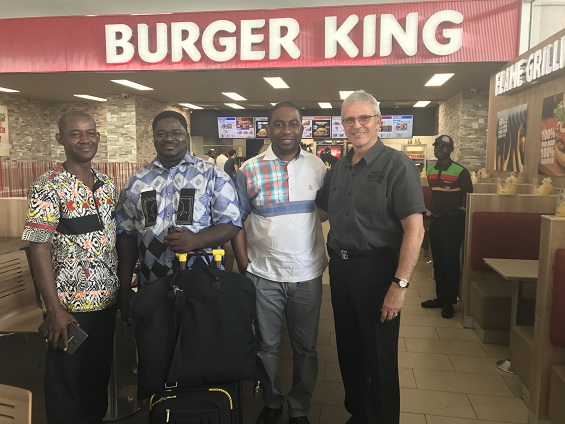 Le Pasteur Michel Genton, le Pasteur Nicolas Sawadogo et le prophète levi au Burger king de l'aéroport d'Abidjan (Côte d'Ivoire)