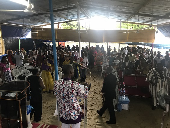 Une réunion dans l'église du Prophète Lévi à abidjan (Côte d'Ivoire)