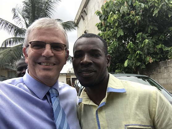 Le Pasteur Michel Genton et un jeune homme guéri de violentes douleurs dans le dos par Jésus-Christ à Abidjan (Côte d'Ivoire)